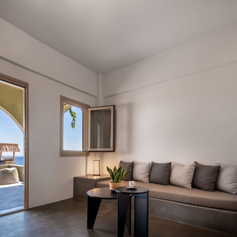 colombos beachfront hotel foinikia santorini greece