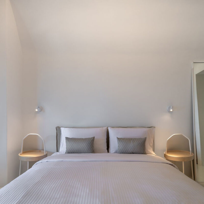 colombos beachfront hotel foinikia santorini greece