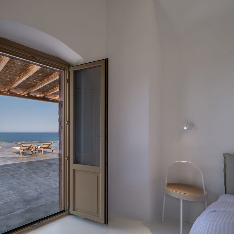 colombos beachfront hotel foinikia santorini greece
