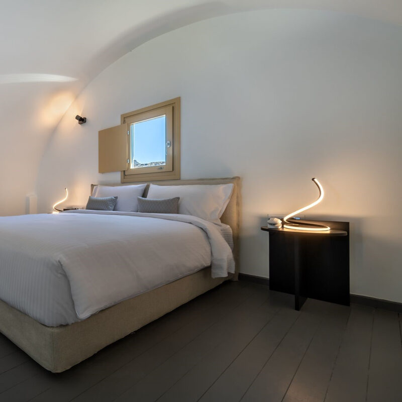 colombos beachfront hotel foinikia santorini greece