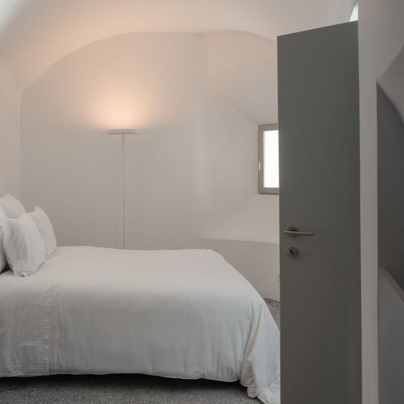 echoes luxury suites hotel oia santorini greece