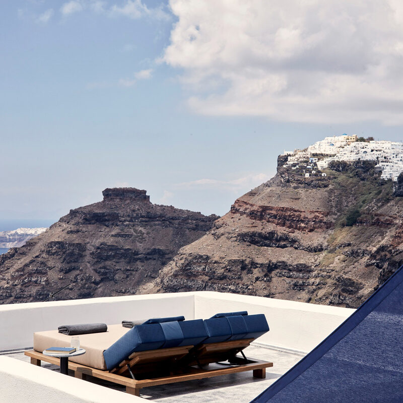 homeric poems hotel santorini-greece-interior design laboratorium cave suite